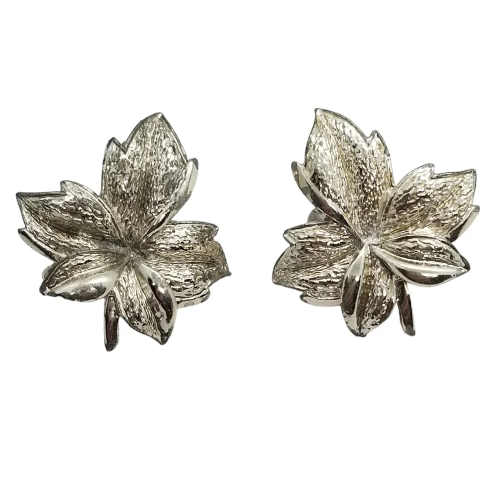 CORO VINTAGE 1950S SILVERTONE MAPLE LEAF CLIP ON EARRINGS